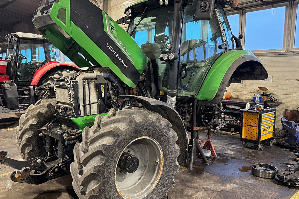 Jakie są pierwsze objawy awarii układu hydraulicznego w ciągnikach Deutz Fahr?